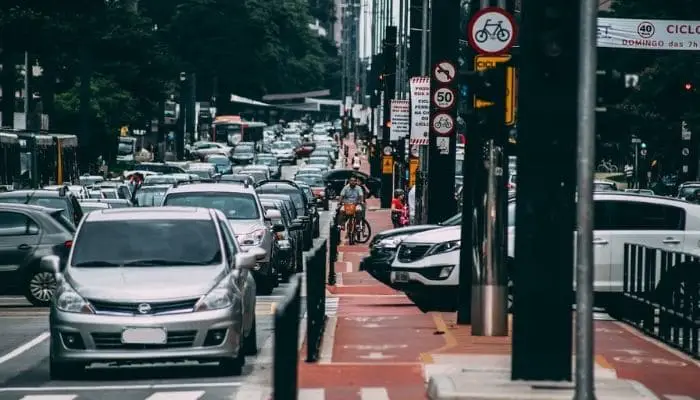 Trânsito cheio em uma rua brasileira