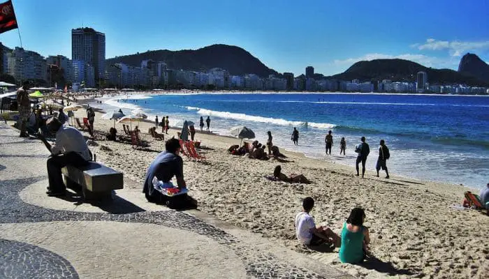 Várias pessoas em uma praia do Rio de Janeiro