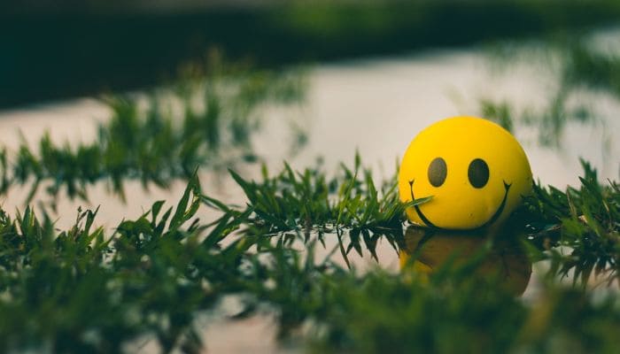 Bolinha amarela com emoji do sorriso pintada