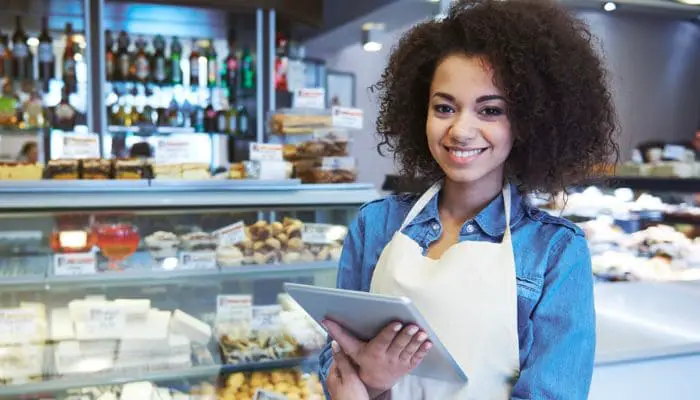 Mulher feliz em seu empreendimento