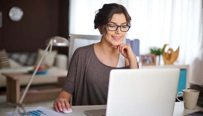 Bela mulher conferindo seu trabalho em um notebook