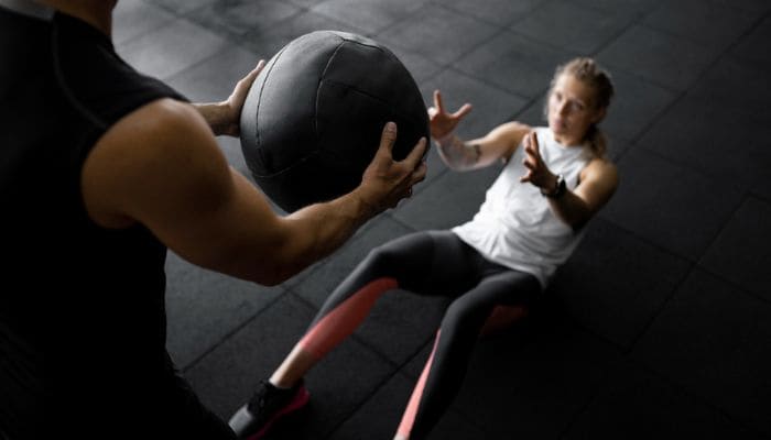 Mulher fazendo abdominais com bola de exercícios