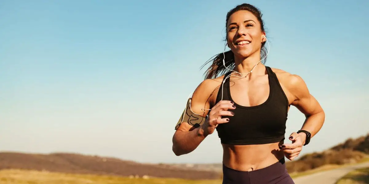 Mente Sã, Corpo São: Bela garota morena com roupas de academia praticando corrida