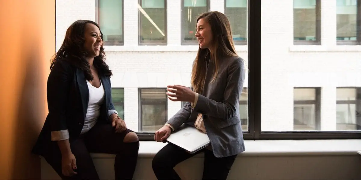 Confiança, Lealdade e Respeito: Duas mulheres com semblantes felizes conversando