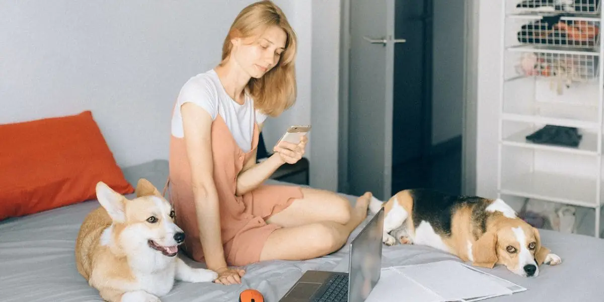 Garota em sua cama com seus dois animais de estimação.