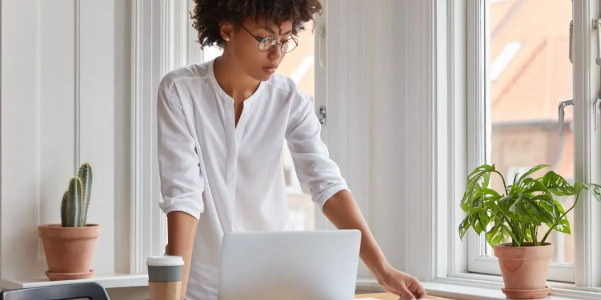 O Poder da Constância: garota de óculos trabalhando em um laptop.