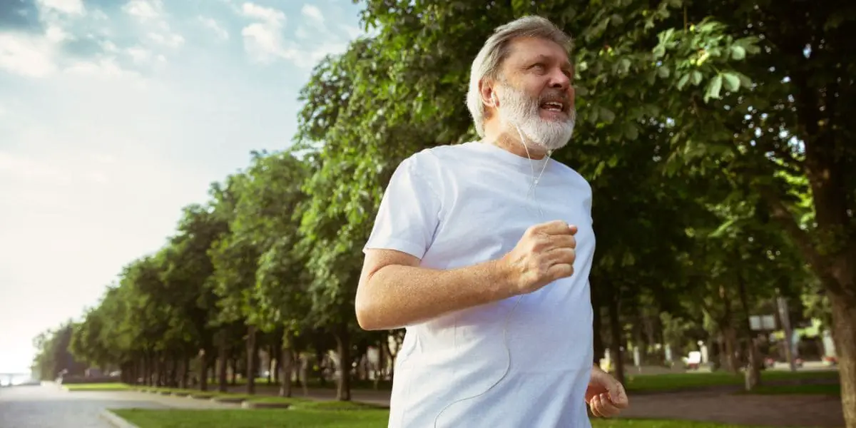 Bem-Estar: Senho de barba e cabelos grisalhos praticando corrida.